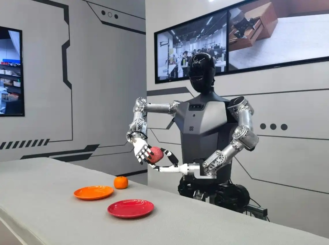 △2025年2月24日，北京“機(jī)器人大世界”展出的機(jī)器人正在完成日常家務(wù)。