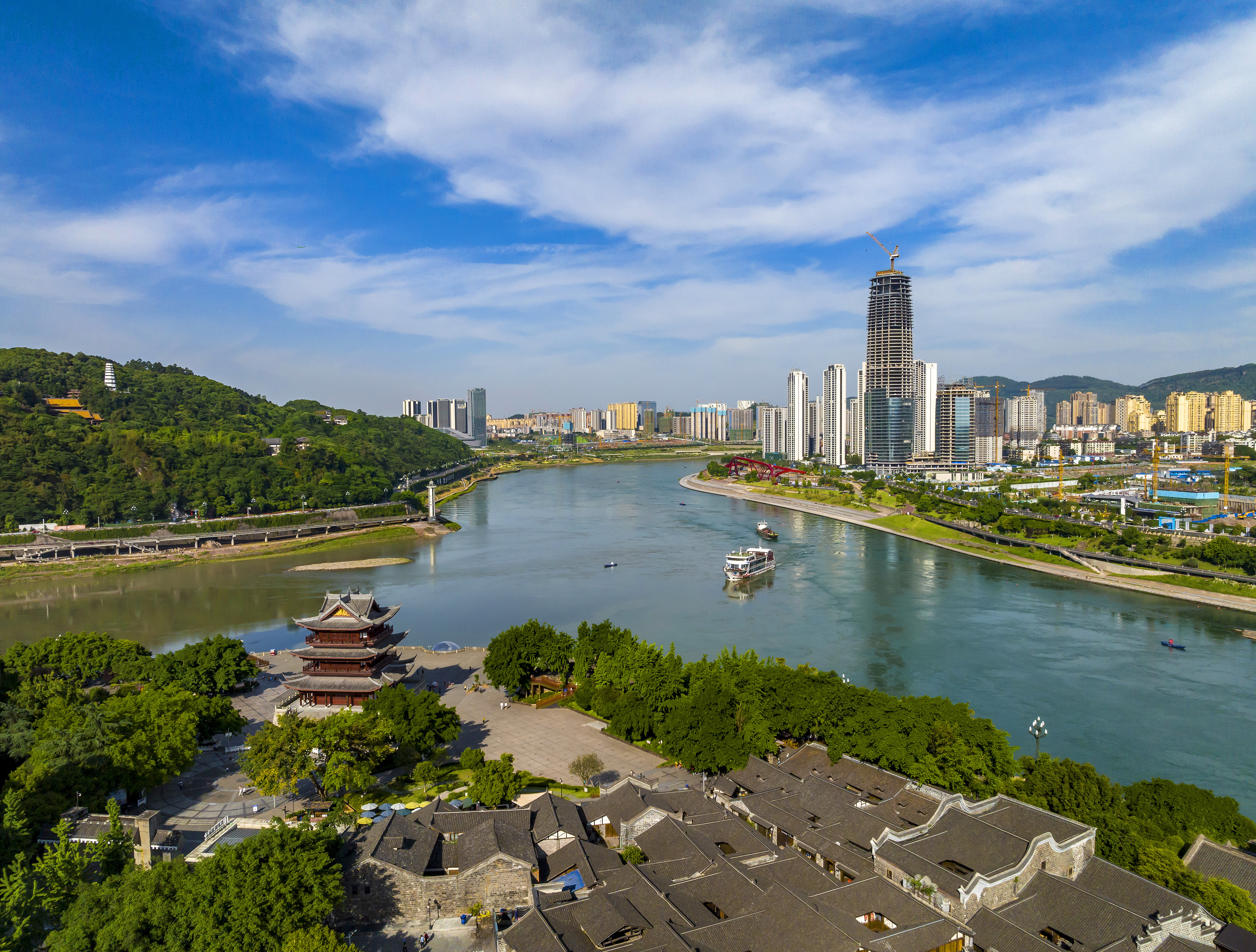 “長(zhǎng)江首城”四川宜賓，經(jīng)過長(zhǎng)江生態(tài)綜合治理后的三江交匯處風(fēng)光。