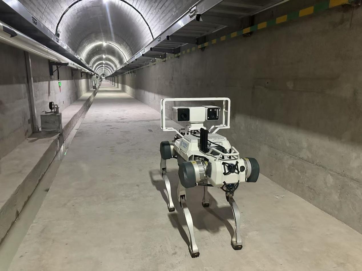 機(jī)器人正在對(duì)大壩廊道進(jìn)行巡檢，重點(diǎn)監(jiān)測(cè)裂縫，滲水點(diǎn)，積水等。水利部供圖