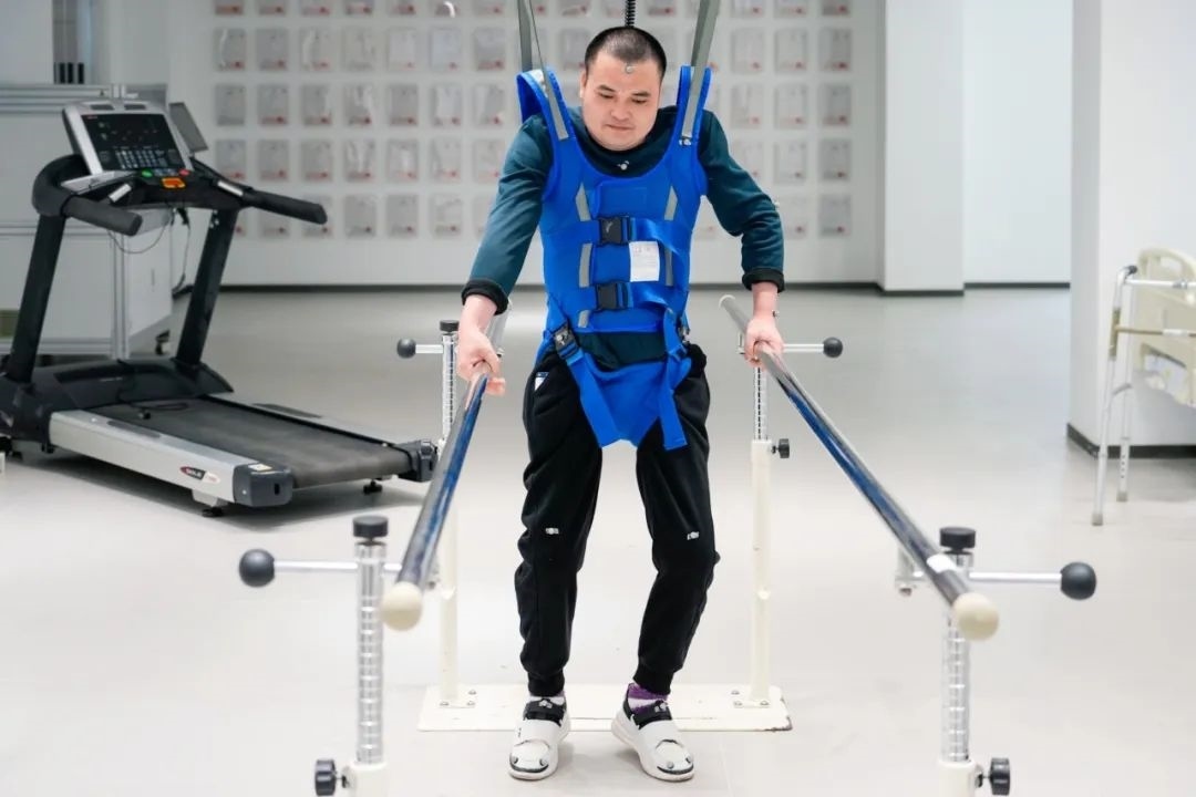 在術(shù)后第14天，患者依靠自身運(yùn)動(dòng)意圖行走。復(fù)旦大學(xué)供圖