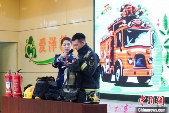 圖為消防員介紹消防裝備。中新社記者 趙宇航 攝