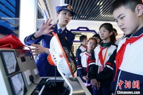 圖為學(xué)生們參觀道里區(qū)消防救援大隊消防科普體驗館內(nèi)電器火災(zāi)演示實驗臺。中新社記者 趙宇航 攝