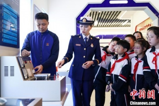 圖為學(xué)生們參觀道里區(qū)消防救援大隊消防科普體驗館內(nèi)電器火災(zāi)演示實驗臺。中新社記者 趙宇航 攝