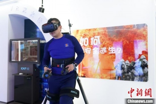圖為消防員利用VR展示火災(zāi)如何逃生。中新社記者 趙宇航 攝