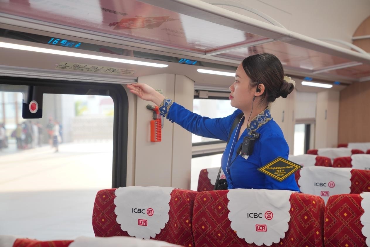 中老鐵路瀾滄號(hào)動(dòng)車組列車長小麗正在進(jìn)行車廂檢查。老中鐵路有限公司供圖