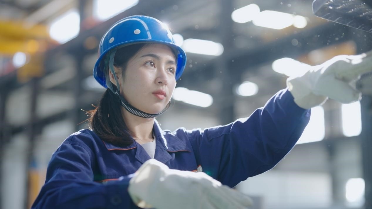 老中鐵路有限公司萬象運(yùn)營管理中心機(jī)輛車間希達(dá)在工作中。老中鐵路有限公司供圖