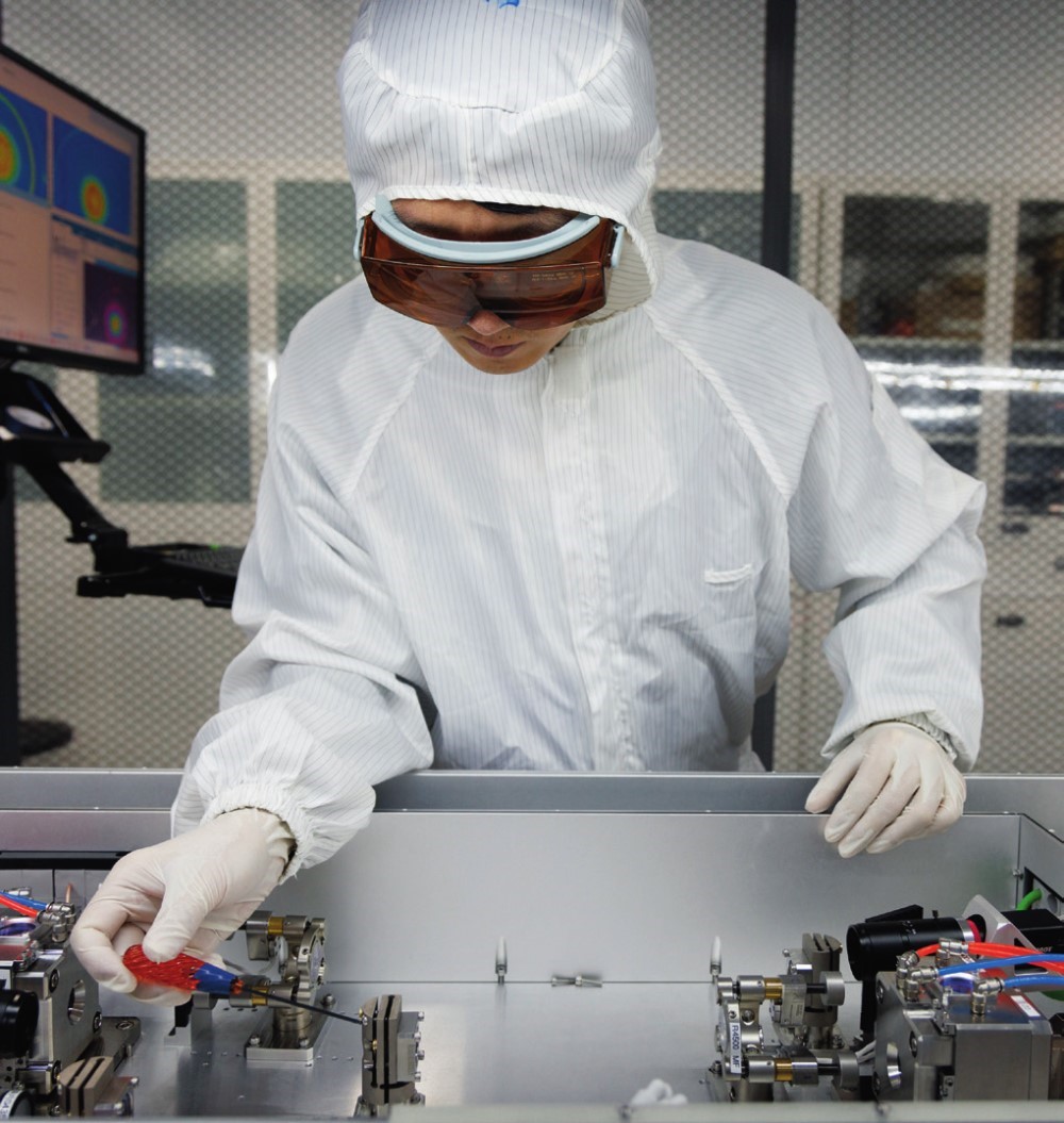 科研人員在廣東東莞阿秒科學(xué)中心實(shí)驗(yàn)室調(diào)試高性能激光器（2025年1月10日攝）。金立旺攝/本刊