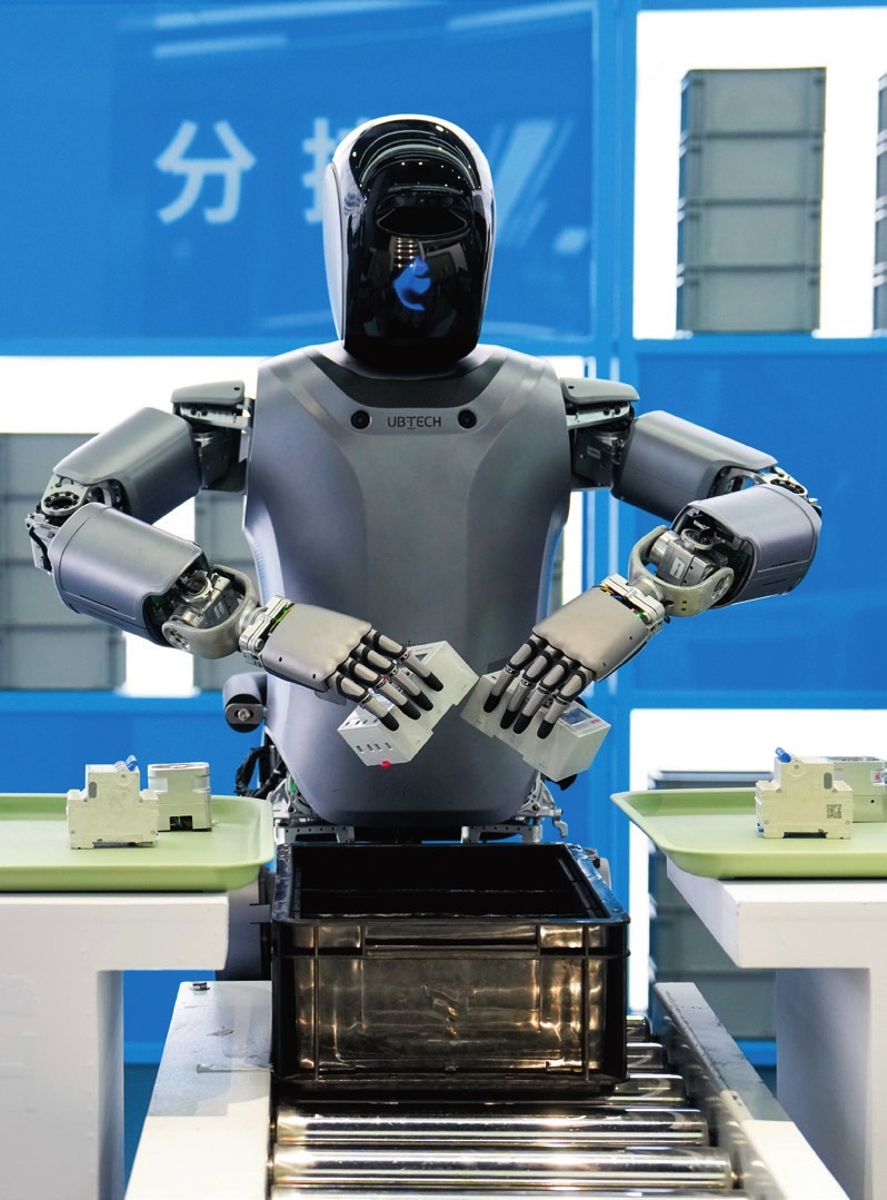 北京“機(jī)器人大世界”展示的優(yōu)必選人形機(jī)器人（2025年2月24日攝）。鞠煥宗攝/本刊