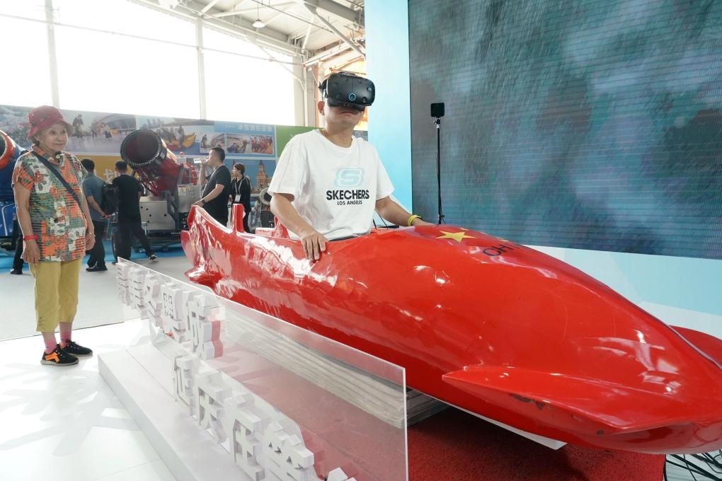 2023年9月15日，觀眾在2023國際冬季運(yùn)動（北京）博覽會現(xiàn)場通過VR設(shè)備體驗(yàn)雪車。新華社記者 任超 攝