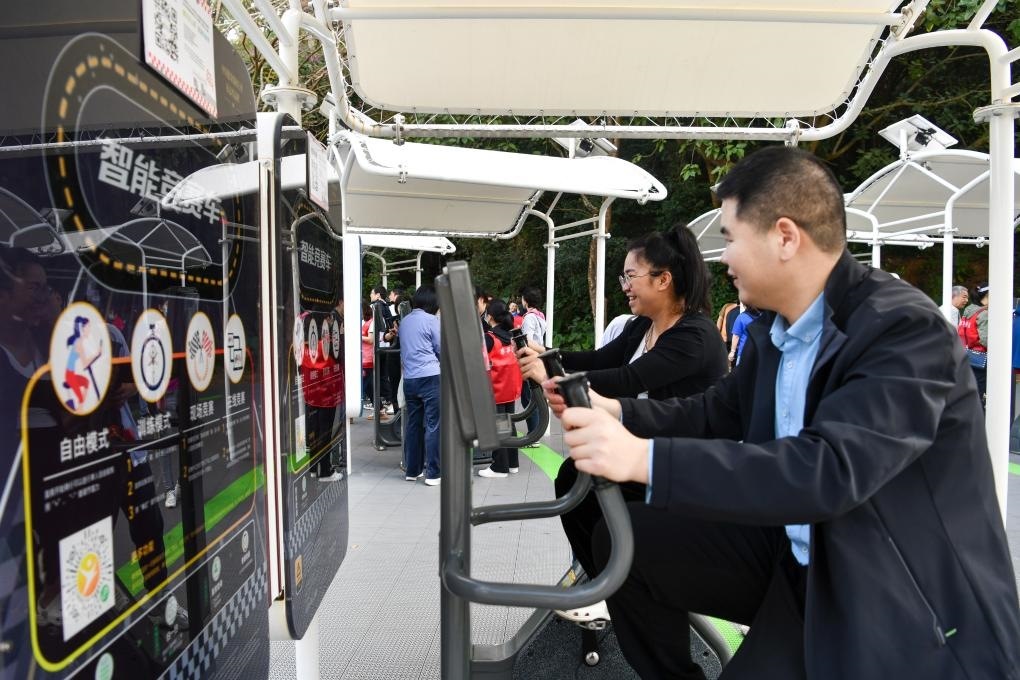 2024年1月20日，市民在蓮花山公園西區(qū)室外智能健身房參加競賽活動。當(dāng)日，深圳市室外智能健身競賽活動舉行。新華社記者 梁旭 攝