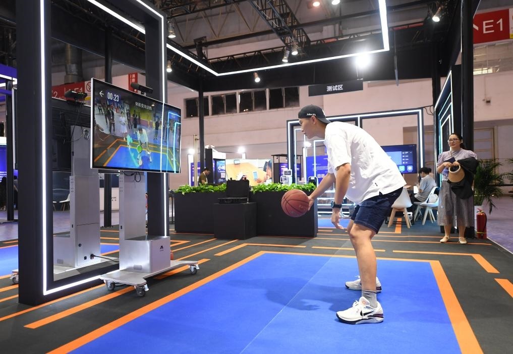 2023年8月25日，在HICOOL2023全球創(chuàng)業(yè)者峰會展覽展示區(qū)，觀眾體驗(yàn)AI智慧體育運(yùn)動系統(tǒng)。當(dāng)日，HICOOL2023全球創(chuàng)業(yè)者峰會在位于北京市順義區(qū)的中國國際展覽中心（新館）開幕。新華社記者 任超 攝