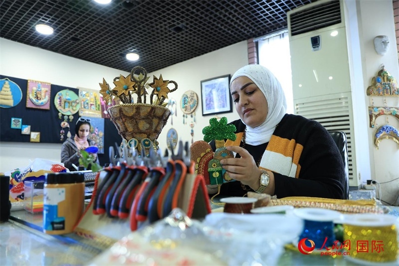 設(shè)計(jì)師娜達(dá)在制作巴比倫時(shí)期飾品。人民網(wǎng)伊納斯·易卜拉欣攝