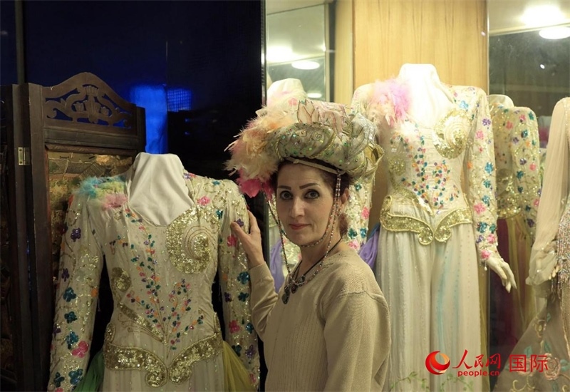 設(shè)計(jì)師展示阿拉伯阿巴斯王朝時(shí)期王冠。人民網(wǎng)伊納斯·易卜拉欣攝