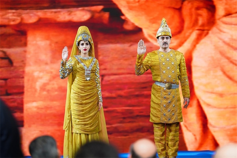 伊拉克時(shí)尚館舉辦的時(shí)裝展上，模特展示亞述時(shí)期服飾。伊拉克時(shí)尚館供圖