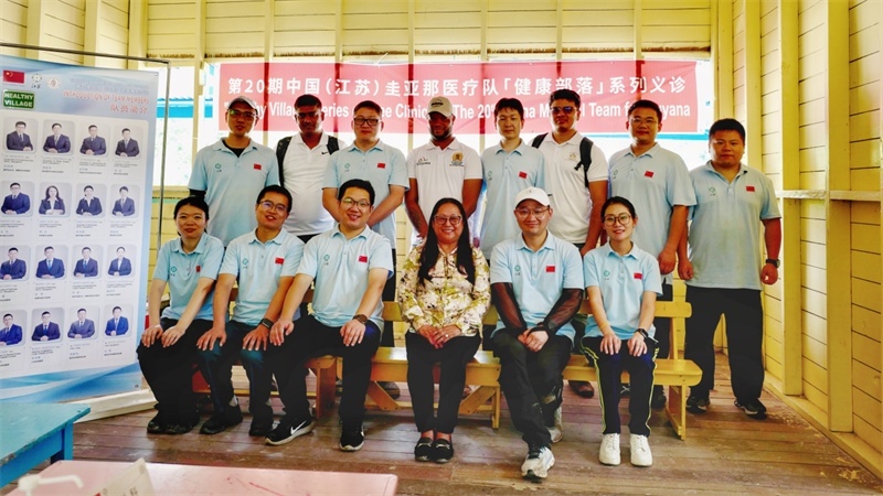 圭亞那印第安人事務(wù)部部長蘇凱（前排右三）在啟動儀式上和中國醫(yī)療隊(duì)隊(duì)員合影。第二十期中國援圭亞那醫(yī)療隊(duì)供圖