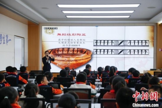 圖為學生在“國寶音樂會”社教課中了解舞蹈紋彩陶盆。中新社記者 馬銘言 攝