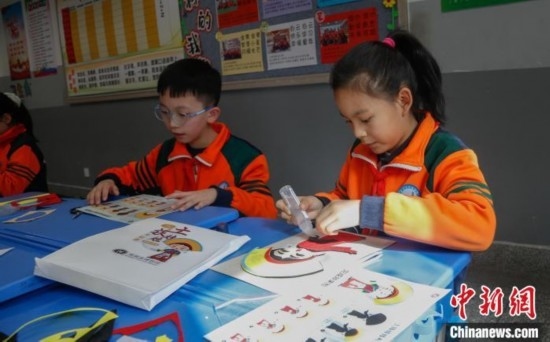 圖為學生參與“土族娃娃布貼畫”社教課。中新社記者 馬銘言 攝