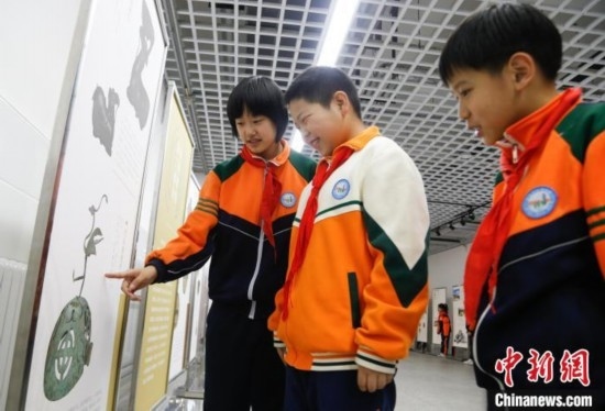 圖為學生了解出土于青海省西寧市大通回族土族自治縣的漢代鸞鳳銅熏爐蓋。中新社記者 馬銘言 攝