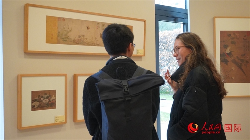 劍橋大學(xué)學(xué)者參觀宋畫特展。人民網(wǎng) 徐量攝