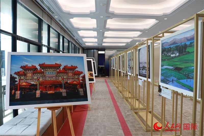 “遇見(jiàn)”攝影展現(xiàn)場(chǎng)。朱瀟逸攝