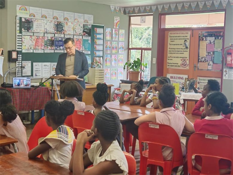 中國(guó)文化中心孔子課堂外方院長(zhǎng)陸志雷博士發(fā)言。