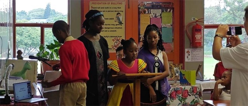 南非學(xué)生介紹南非。