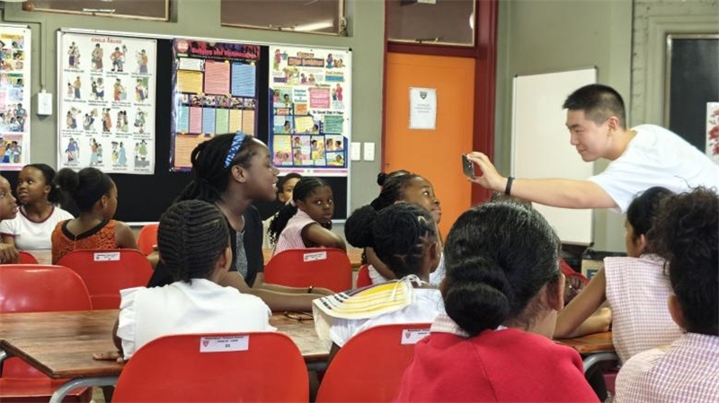 南非學(xué)生現(xiàn)場(chǎng)提問(wèn)。