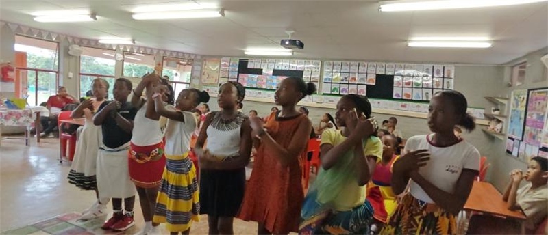 南非學(xué)生展示民族服飾，合唱《聽(tīng)我說(shuō)謝謝你》。