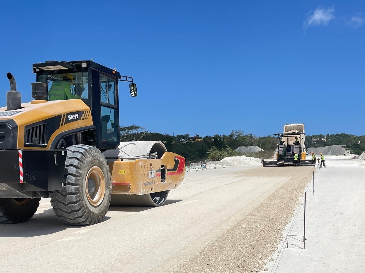 圖為中企承建的牙買加蒙特哥貝繞城路項目基層試驗段正在進行攤鋪和碾壓施工，相關(guān)施工工作已于日前順利完成。中國港灣美洲區(qū)域公司供圖