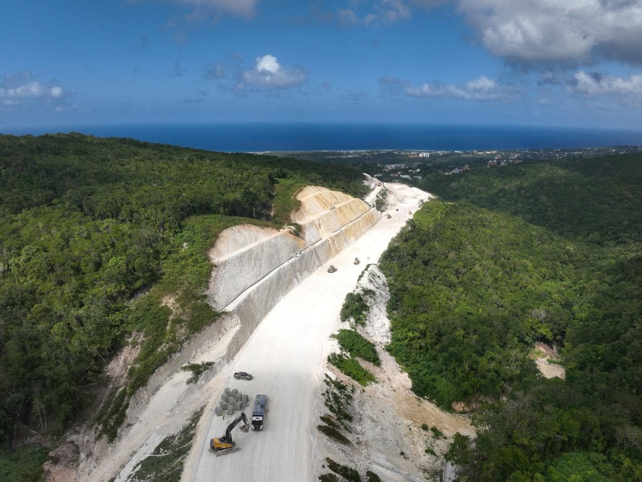 圖為中企承建的牙買加蒙特哥貝繞城路項目基層試驗段正在進行攤鋪和碾壓施工，相關(guān)施工工作已于近日順利完成。中國港灣美洲區(qū)域公司供圖