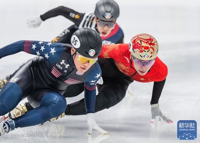 中國隊(duì)選手劉少昂（右）在比賽中。新華社記者 孫非 攝