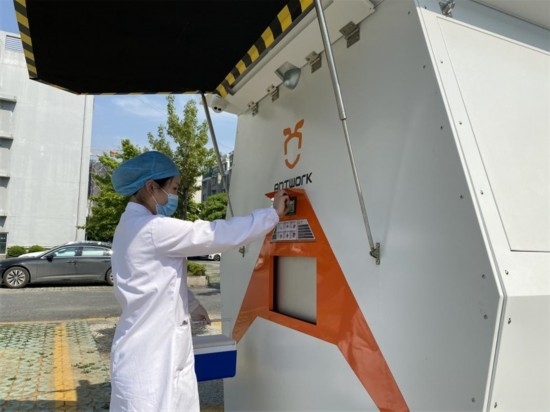 醫(yī)院接收無(wú)人機(jī)送來(lái)的醫(yī)療樣本。受訪者供圖