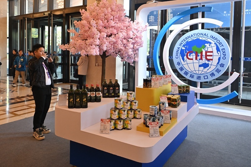 參會嘉賓在“進博會走進湖北”活動主題推介會展區(qū)拍攝。人民網記者 翁奇羽攝