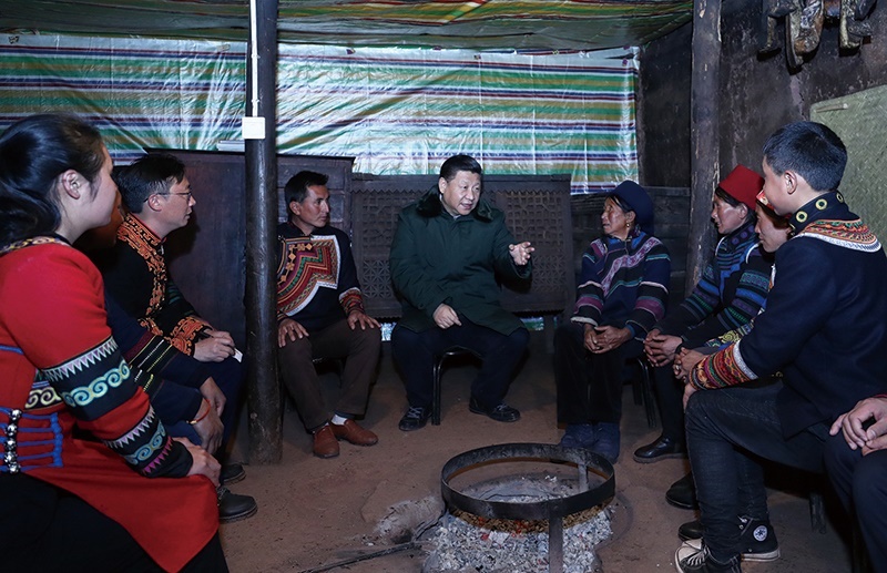 △2018年2月11日，四川涼山彝族自治州昭覺縣三岔河鄉(xiāng)三河村，習(xí)近平總書記來(lái)到村民節(jié)列俄阿木家中看望。