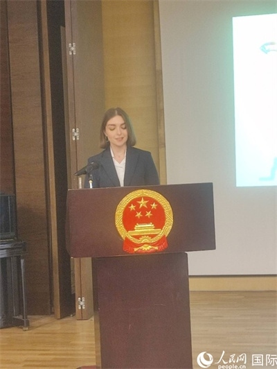 意方學(xué)生代表白綺花發(fā)言。人民網(wǎng)記者 鄭彬攝