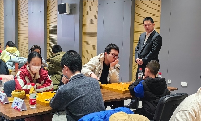 常昊觀戰(zhàn)年輕棋手們比賽。人民網(wǎng)記者 李乃妍攝