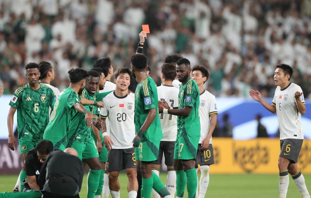 3月20日，主裁判向中國隊(duì)球員林良銘出示紅牌。新華社記者 王東震 攝