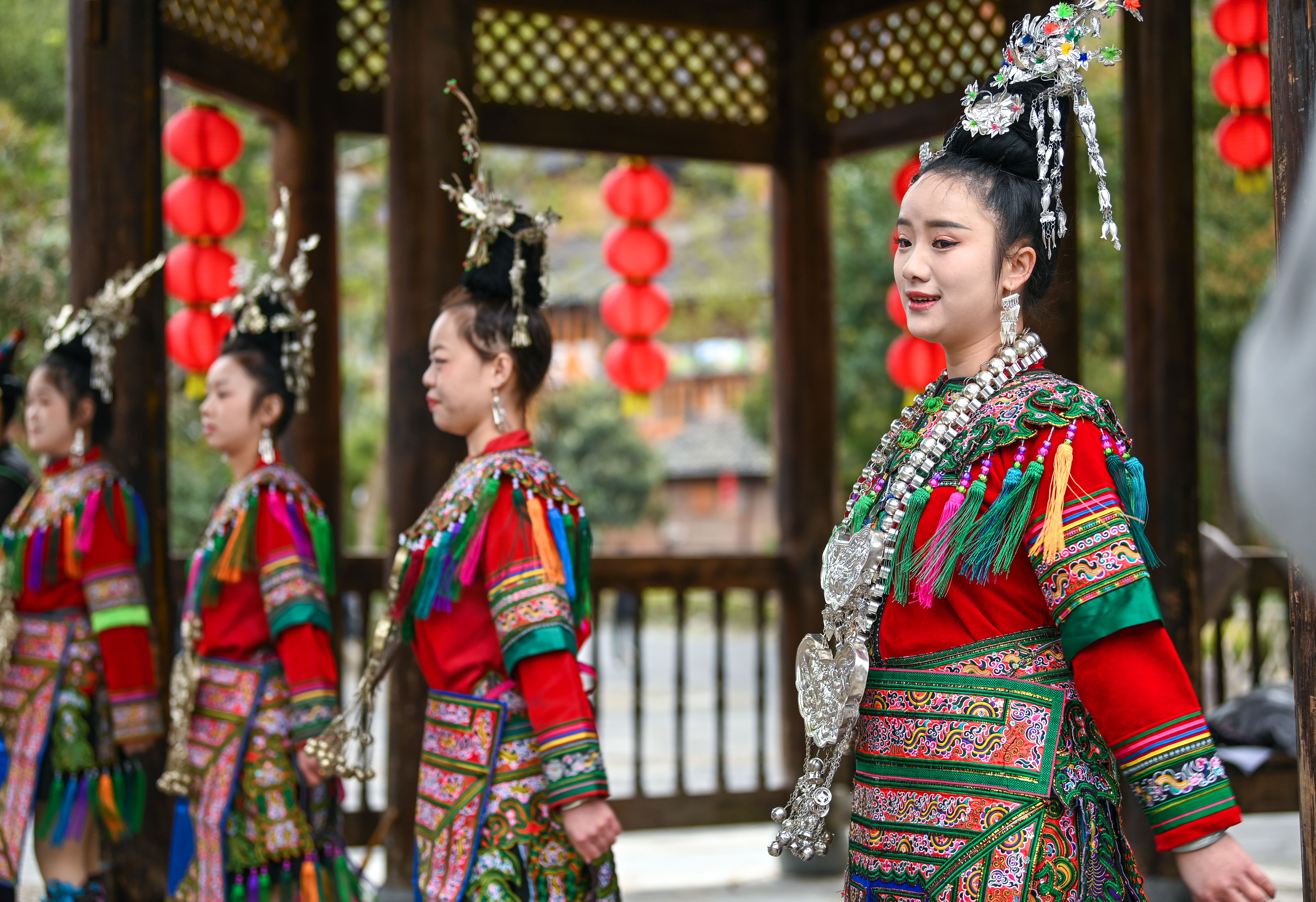  2025年3月18日，侗族群眾在貴州省黎平縣肇興侗寨給游客演唱侗族大歌。