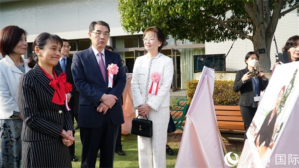 共同觀看女性成就圖片展。人民網(wǎng) 蔣曉辰攝