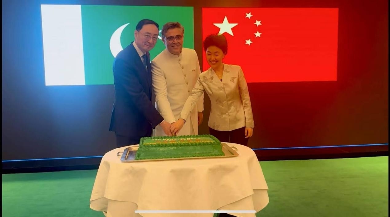 外交部副部長孫衛(wèi)東（左）、巴基斯坦駐華大使卡里爾·哈什米（中）、中聯(lián)部副部長孫海燕（右）共切蛋糕。巴基斯坦駐華大使館供圖