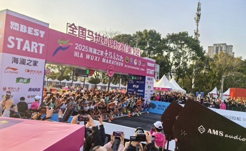 參賽選手沖出起跑線。 人民網(wǎng)記者 楊磊攝