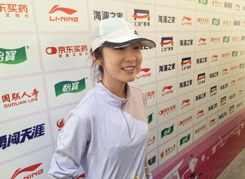 徐冰潔賽后接受采訪。 人民網(wǎng)記者 楊磊攝