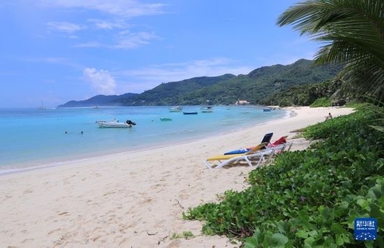 3月19日，游客在塞舌爾馬埃島海邊休閑。新華社記者 董江輝 攝