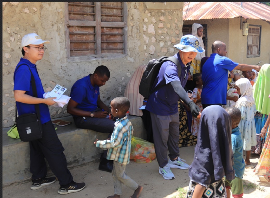 專家組向村民發(fā)放健康教育手冊(cè)和健康教育用品。專家組供圖