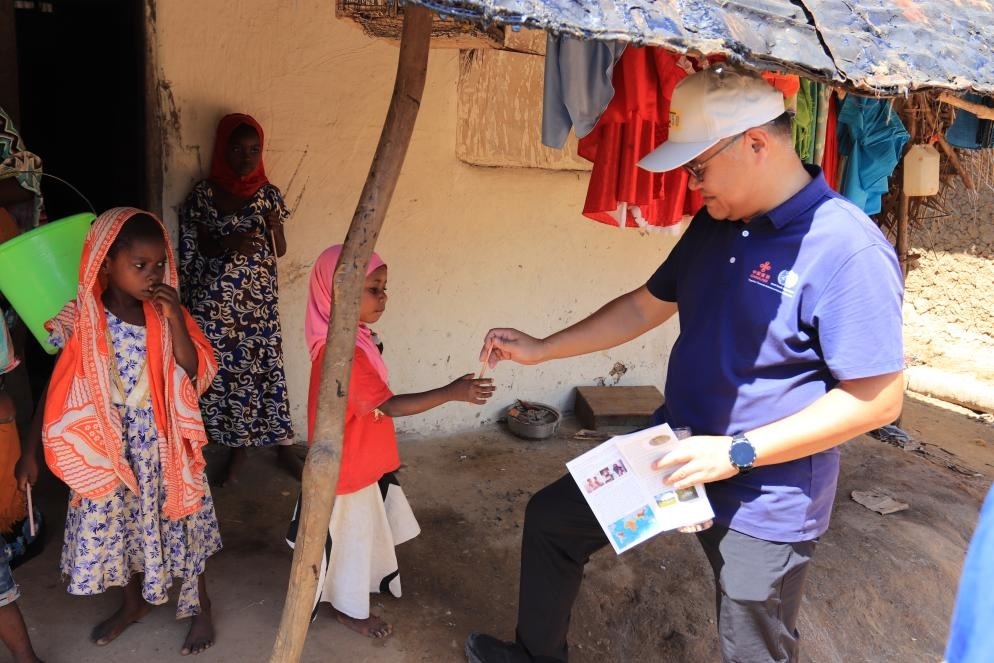 專家組向村民發(fā)放健康教育手冊(cè)和健康教育用品。專家組供圖