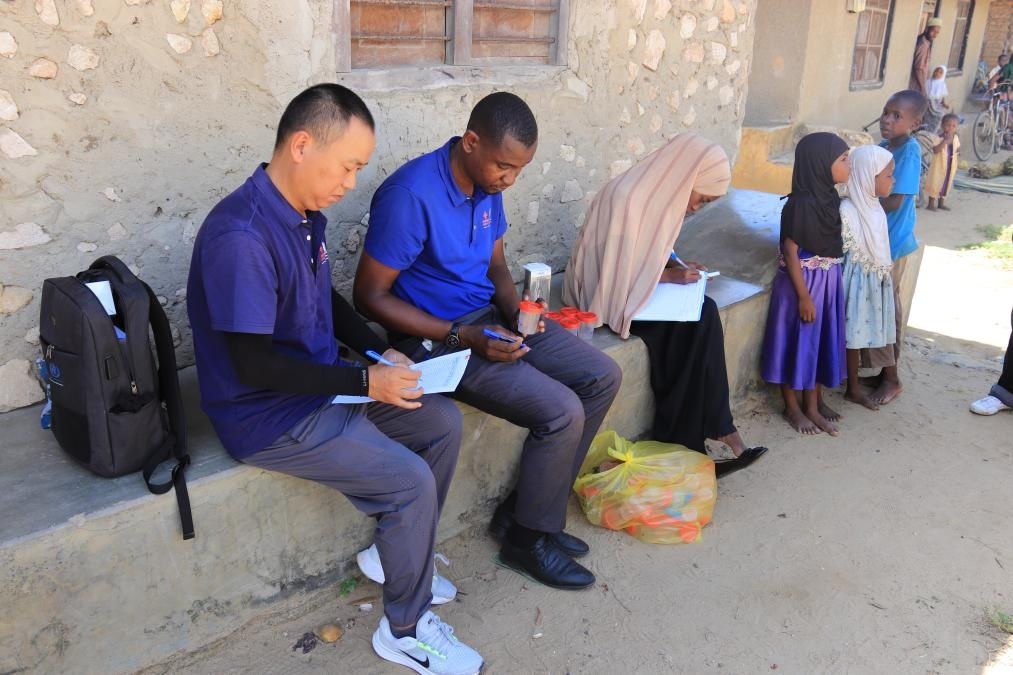 專家組指導(dǎo)非方疾控人員開(kāi)展疾病篩查工作。專家組供圖