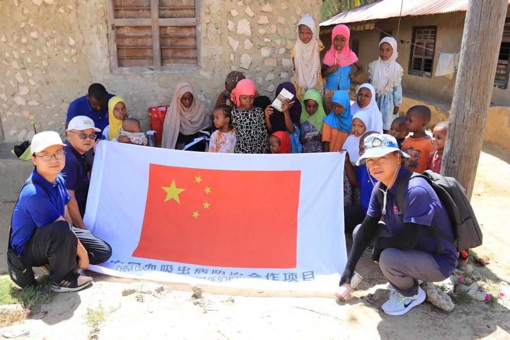 專家組與當(dāng)?shù)卮迕窈嫌?。專家組供圖