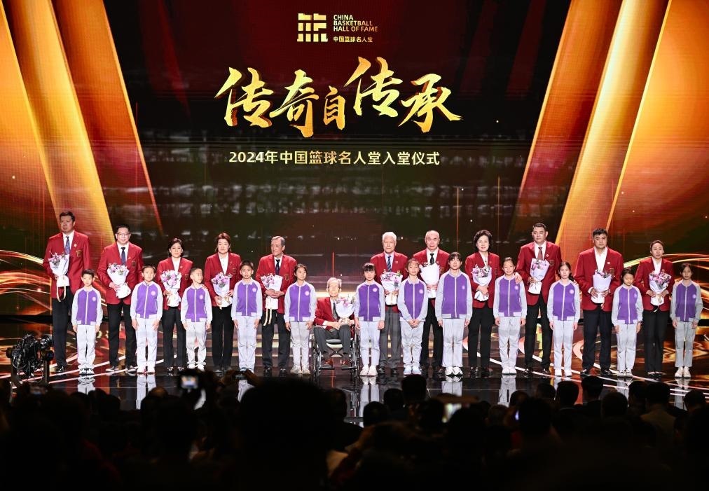 3月23日，在場(chǎng)的各屆中國(guó)籃球名人堂入堂人物在入堂儀式上合影留念。新華社記者 陳鐘昊 攝