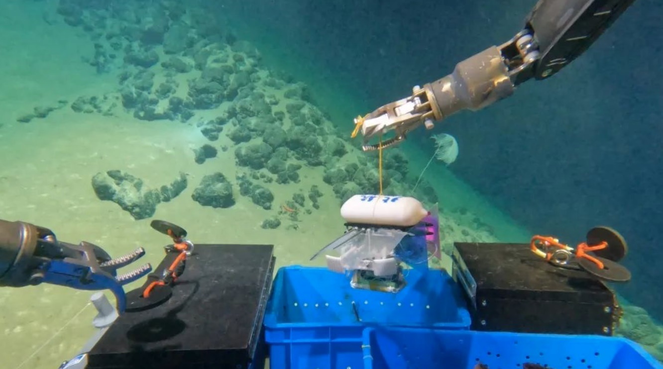 北航深海小型機器人在深海測試。校方供圖