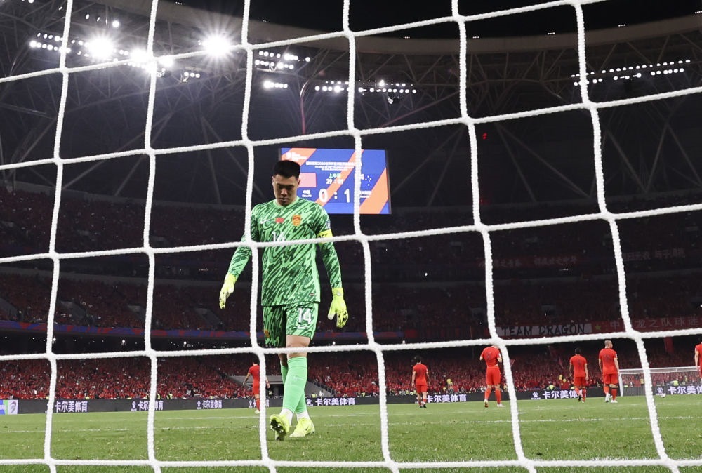 3月25日，中國隊守門員王大雷在球隊丟球后。新華社記者 曹燦 攝